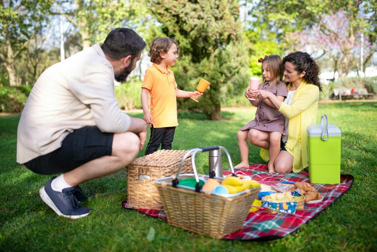 How to Plan a Simple Picnic at a Local Park